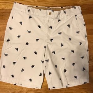 Izod white chino with printed sailboats